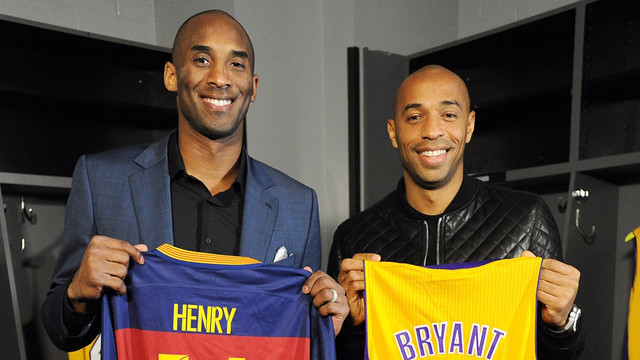 Kobe Bryant and Thierry Henry exchange jerseys / NBA Kobe Bryant and Thierry Henry exchange jerseys / NBA