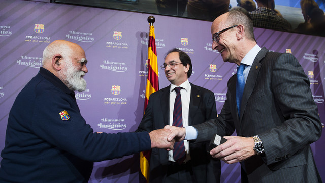 Joan Casals, l'Avi del Barça, ha sido uno de los socios que han recibido su insignia de plata / ÀLEX CAPARRÓS Joan Casals, l'Avi del Barça, ha sido uno de los socios que han recibido su insignia de plata / ÀLEX CAPARRÓS
