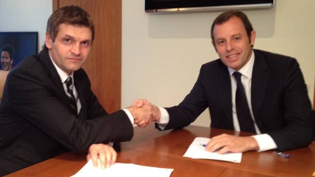 Tito Vilanova y Sandro Rosell después de la firma del contrato